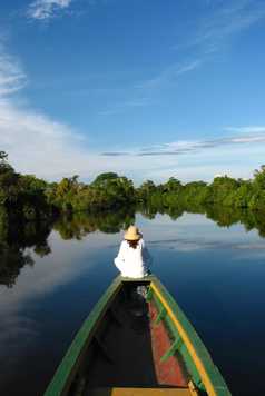 femme à l'avant d'une barque en Amazonie