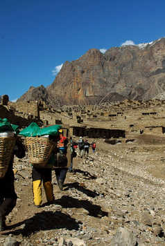 habitants de Chako qui partent chercher de l'eau au Népal