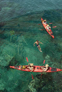 Kayak en Croatie dans une eau turquoise