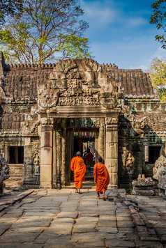 Moines dans un temple d'Angkor, Cambodge