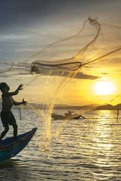 Pêcheur dans la lagune de Tam Giang au Vietnam