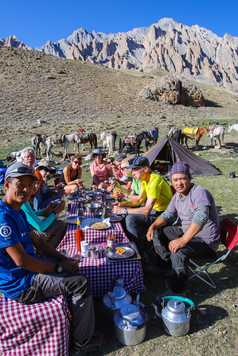 Repas au campement dans la vallée de Sumda, Zanskar, Inde Himalayenne