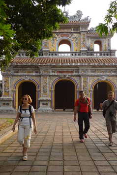 Voyageurs devant un temple au Vietnam