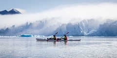Kayak de mer au pied du glacier de Monaco dans l'Arctique, Svalbard