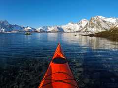 Kayak de mer dans les Lofoten en hiver