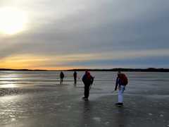 Sortie en patins en glace sur les lacs gelés de Suède