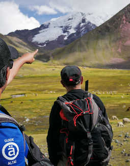 Guide montrant les montagnes de l'Ausangate