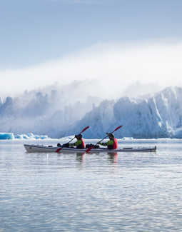 Kayak de mer au pied du glacier de Monaco dans l'Arctique, Svalbard
