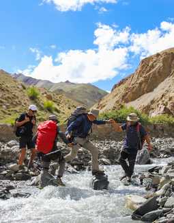 Traversée de rivière pour les voyageurs à Zanskar en Inde Himalayenne