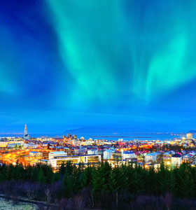 Aurore Boréale au dessus de la ville de Reykjavik