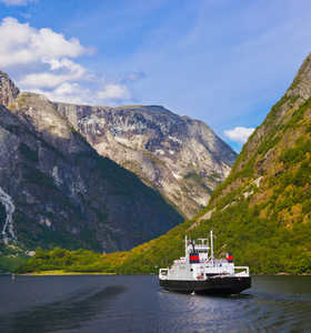 Bateau dans le fjord du Sogneford en Norvège - © pixabay Bateau dans le fjord du Sogneford en Norvège