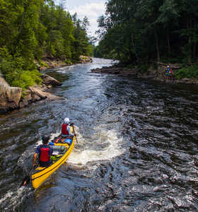 Canoë en eaux vives au Québec - © Shutter Stock Canoë en eaux vives au Québec