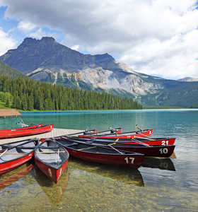 Canoës rouges sur le bord du lac Emerald dans les Rocheuses canadiennes