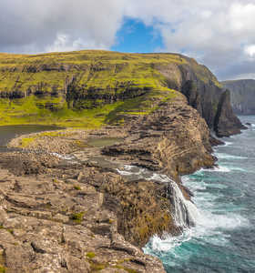 Cascade de Bosdalafossur sur l'île de Vagar aux Féroé