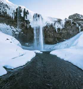 Cascade sous la neige d'Islande