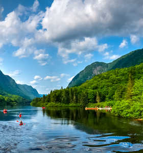 Groupe de canoës sur la rivière au Québec © Shutter Stock Groupe de canoës sur la rivière au Québec