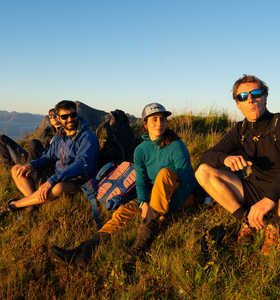 Groupe de randonneurs assis sur les sommets Îles Lofoten en été