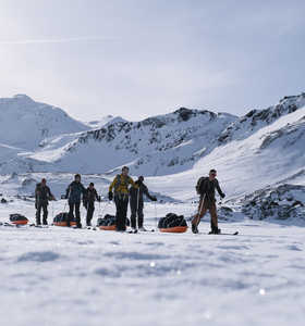 Groupe de voyageurs en ski pulka en Islande © Ariza Charles Groupe de voyageurs en ski pulka en Islande