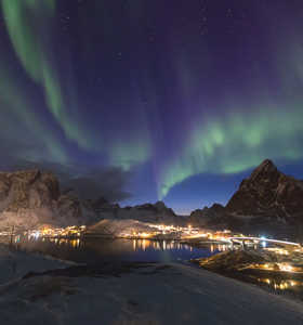 Hamnoy en Norvège sous les autores boréales