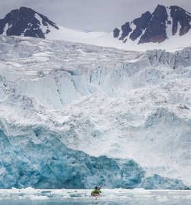 Kayak au pied du glacier