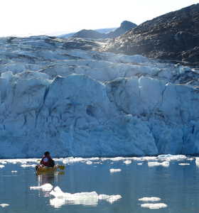 Kayak au pied du glacier Groenland © Corouge Cendrine Kayak au pied du glacier Groenland