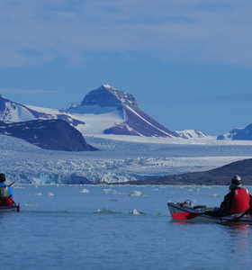 Kayak en baie du roi, Svalbard - © Josserand Clément Kayak en baie du roi, Svalbard