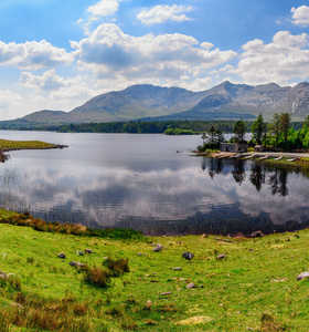Lac de la vallée d' Inagh au Connemara en Irlande