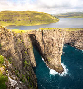 Lac de Sorvagsvatn aux îles Féroé