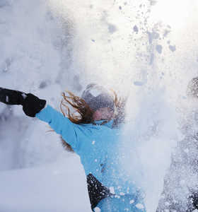 Les pieds dans l'eau en Finlande l'été - © Visit Finland Voyage famille dans la neige en Finlande