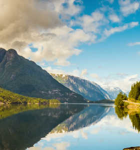 L'été dans le Hardanger Fjord à côté de Trolltunga, Norvège