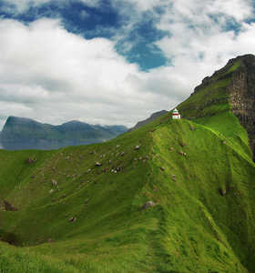 Phare de Kallurin sur l'île de Kalsoy aux Féroé