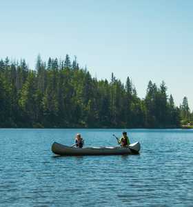 Photo d'un canoë sur un lac au Canada - © Unsplash Unsplash Canoë sur un lac au Canada