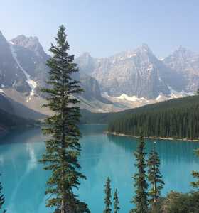 Point de vue au dessus du Lac Moraine dans les Rocheuses Canadiennes - © L. BERTRAND Point de vue au dessus du Lac Moraine dans les Rocheuses Canadiennes