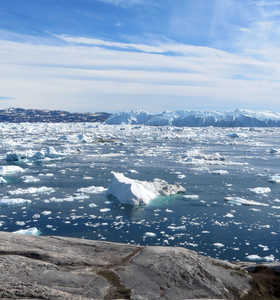 Randonnée face au fjord glacé d'Ilulissat au Groenland