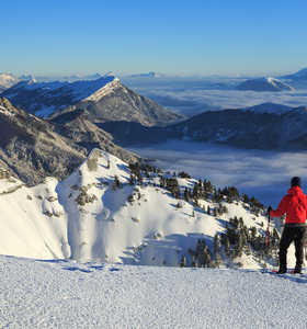 Randonneur sur les hauts plateaux du Vercors, vue sur le Mont Aiguille