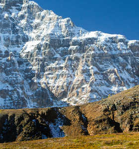 Randonnneurs sur le Sentinel pass, dans le parc national de Banff au Canada