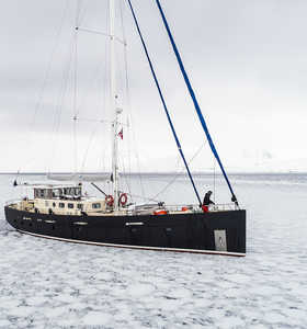 © Va Liente Photo du voilier valiente dans les glaces