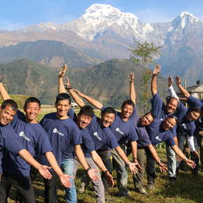 Notre équipe locale au Népal devant les montagnes