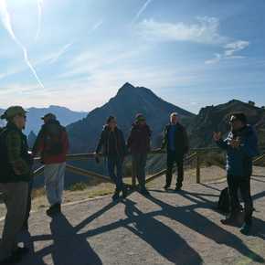 Petit groupe de randonneurs pendant les explications du guide en Espagne