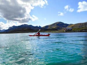 kayak-de-mer-dans-les-iles-lofoten-en-norvege