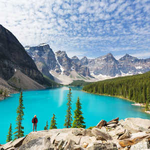 Lac Moraine dans le parc de Banff dans les Rocheuses canadiennes