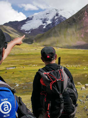 Guide montrant les montagnes de l'Ausangate
