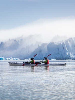 Kayak de mer au pied du glacier de Monaco dans l'Arctique, Svalbard