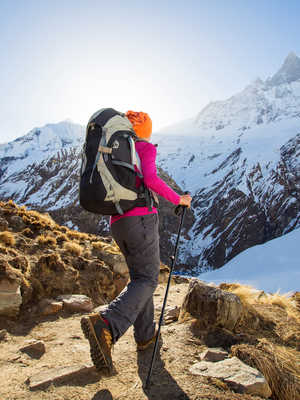 Randonneur dans un trek dans le vallée d'Annapurna en Himalaya au Népal
