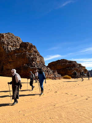 Randonneurs et guide touareg dans le désert du Sahara en Algérie entre Essendilène et Djanet