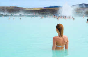 Baignade à la source d'eau chaude Blue Lagoon