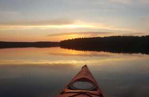 Canoë sur un lac en Finlande