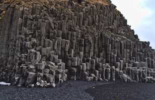 Formations rocheuses basaltiques sur la  plage Reynisfjara