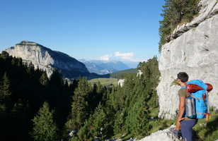 Randonneur dans le massif des Bauges