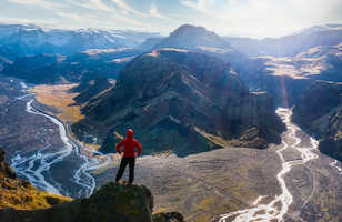 Randonneur surplombant la rivière Glacier de Thorsmork
